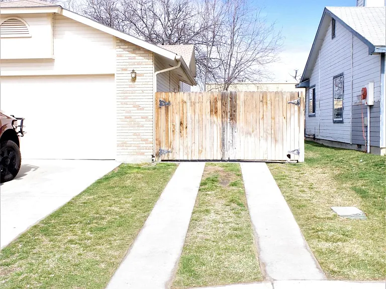 10322 W Jewell St — Photo 2