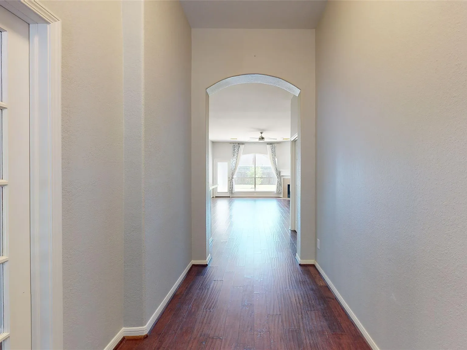 3 bed, 2.0 bath, 1936 sqft, $2,420 — Photo 3