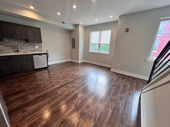 3rd image of 1417 N Franklin St #3