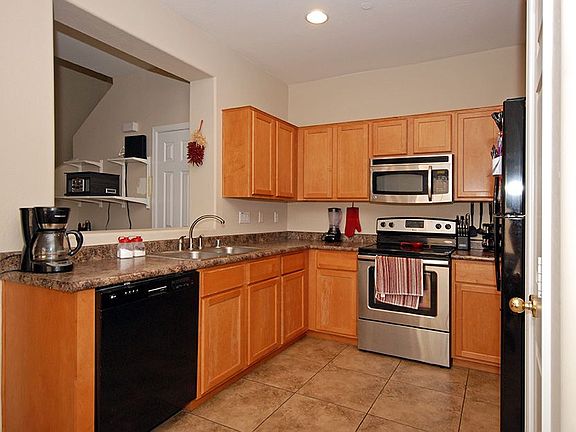 5th image of 914 E Brooke Pl
