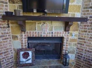 2137 Farrington Ln, Hurst, TX 76054