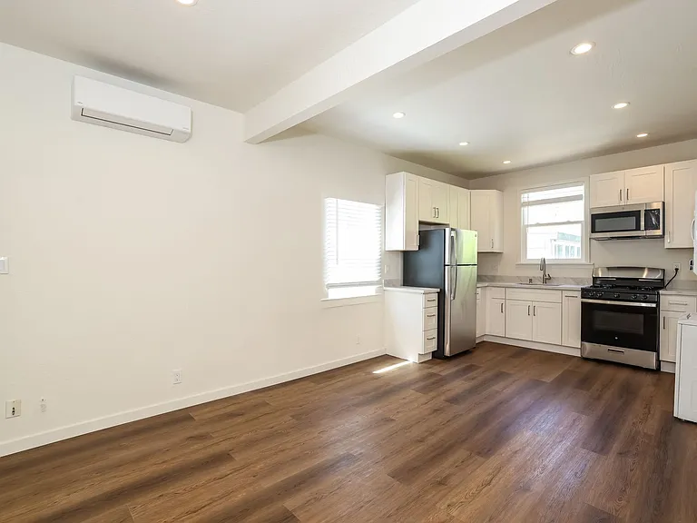 1633 Oxford St #C — Photo 6