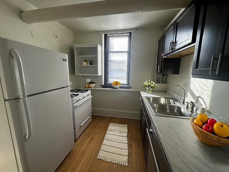 818 W Franklin Ave — Photo 4