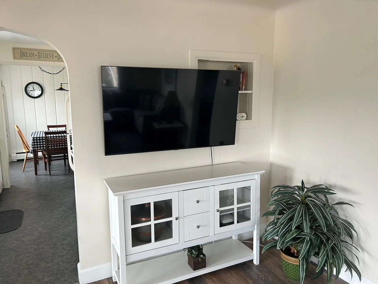 3 bed, 1.5 bath, 1800 sqft, $2,000 — Photo 2