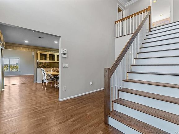 4th image of 21 Lowell Dr