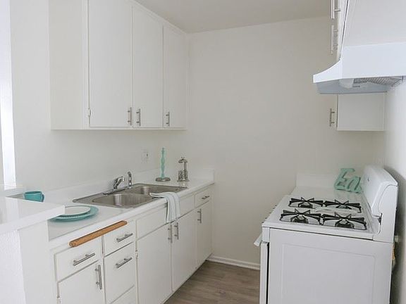 5th image of 18414 Collins St APT 117