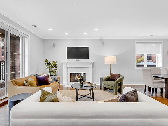 3rd image of 841 W Grace St APT 3NE
