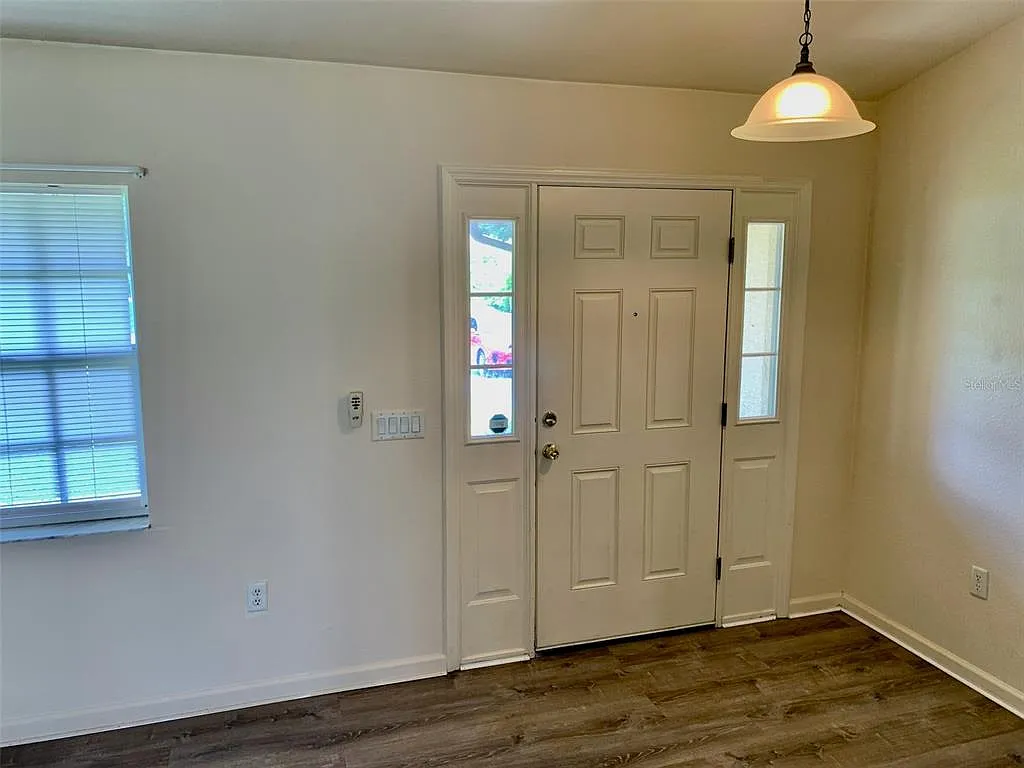 3 bed, 2.0 bath, 1405 sqft, $1,800 — Photo 2