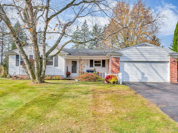2989 Walmsley Circle Dr, Lake Orion, MI 48360