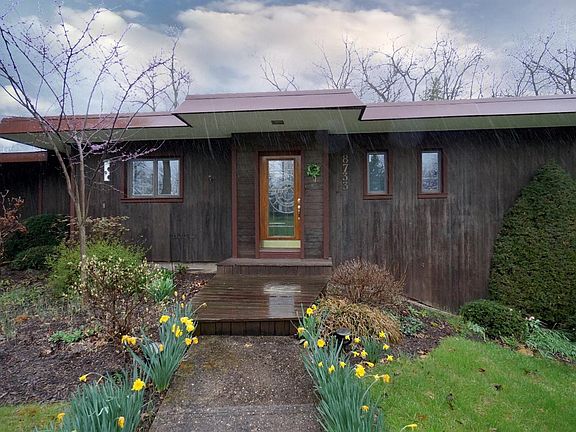 3rd image of 8733 Woodview Dr