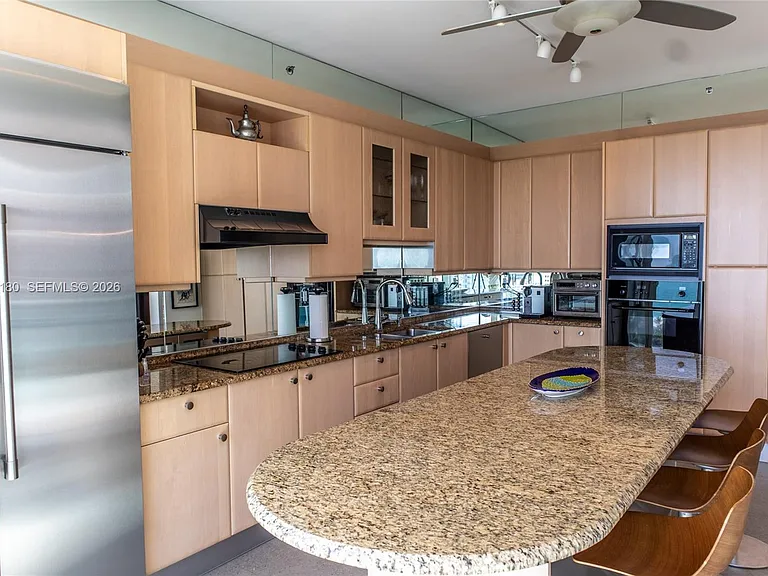 300 S Pointe Dr #1502 — Photo 4
