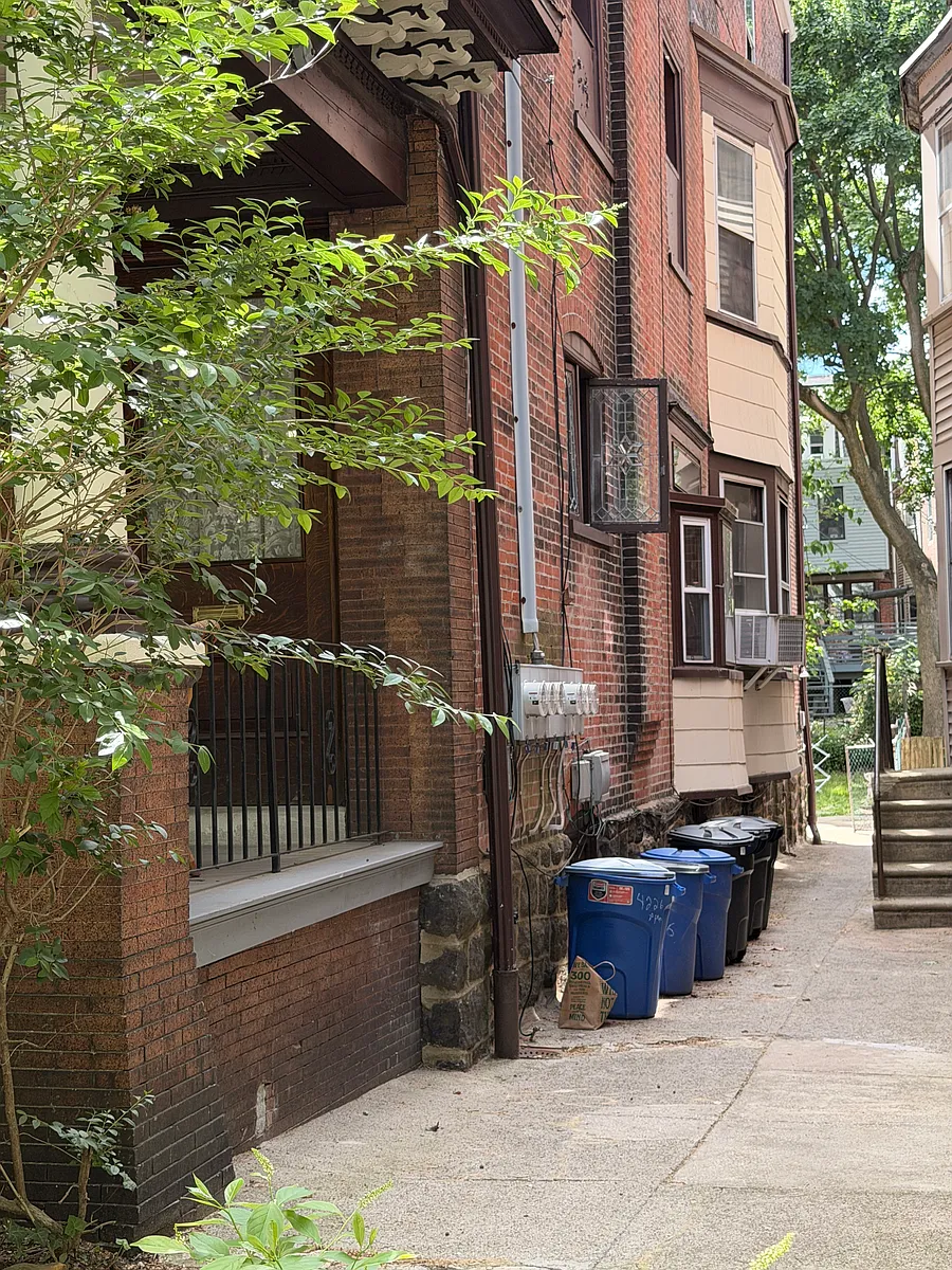 Building Photo - 4226 Pine St #2F