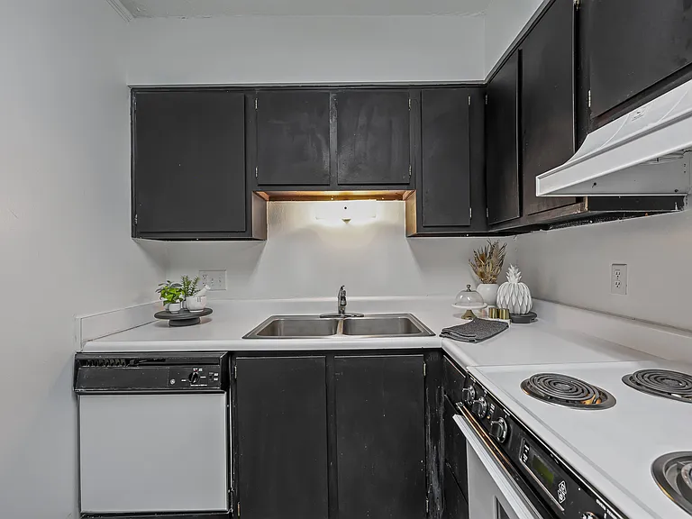 Wood Creek Apartments — Photo 14