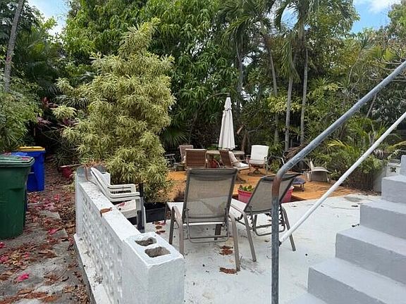 5th image of 812 Thomas St