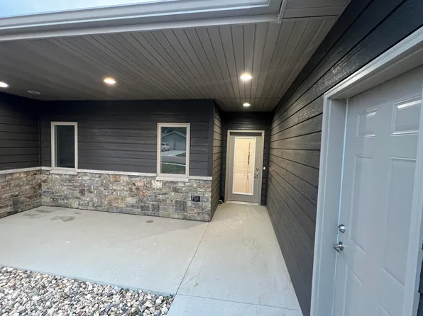 2823 Cottonwood Cir, Mitchell, SD 57301