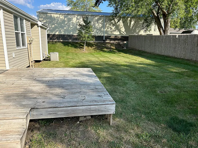 1302 W Washington Ave — Photo 2