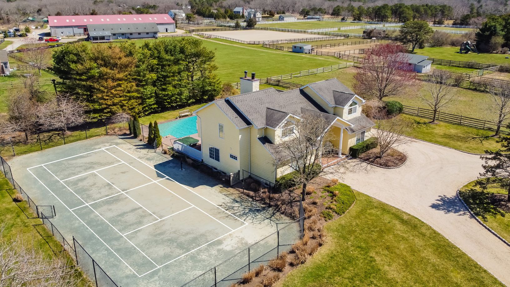  Gracious home in horse country 14.4 miles from Dune Road 
