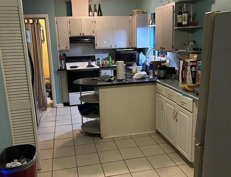 shared kitchen w/ 2 frigs, mw, oven