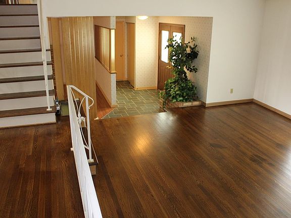 5th image of 1375 Walshire Dr N