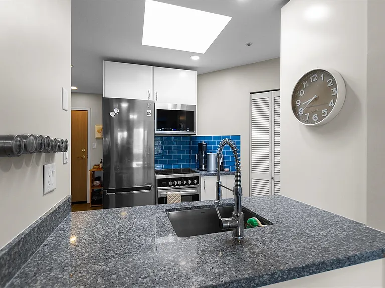 488 Kingsway #Penthouse 414 — Photo 10