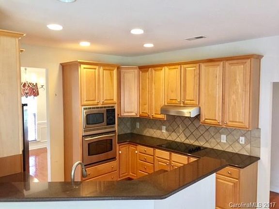 5th image of 10206 Montrose Dr
