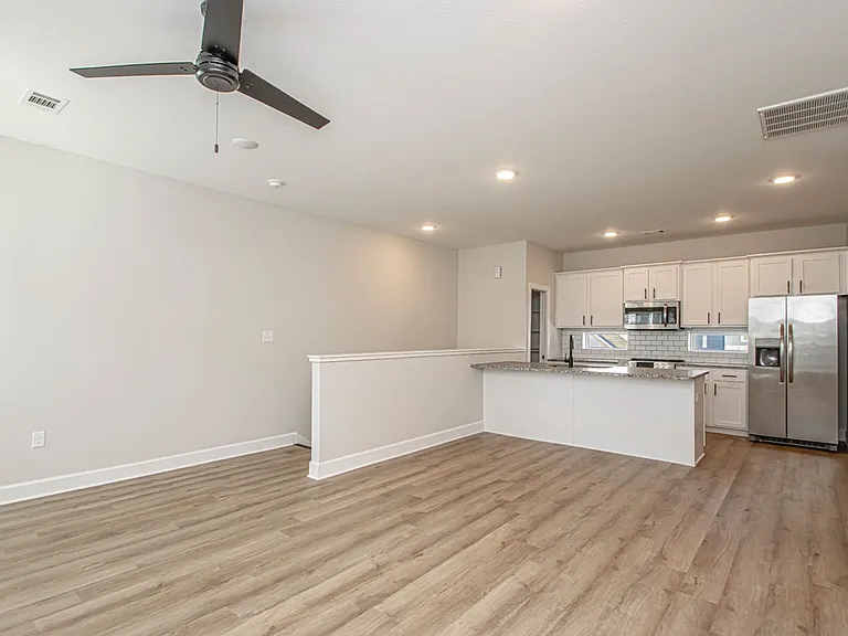 1220 W 4th St — Photo 13