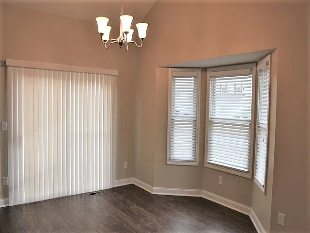 386 Hemhill Dr — Photo 4