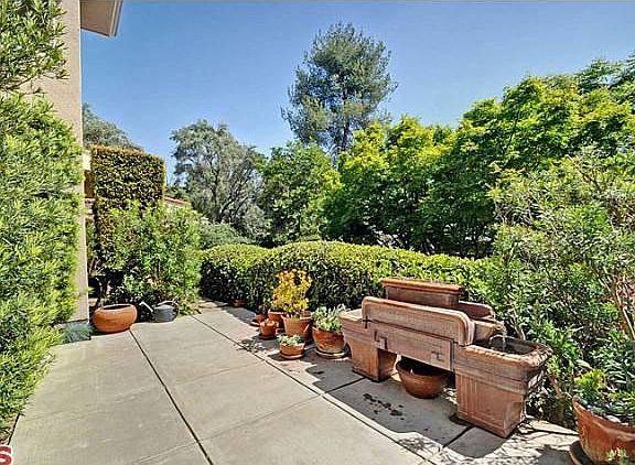 Front walkway with fountain
