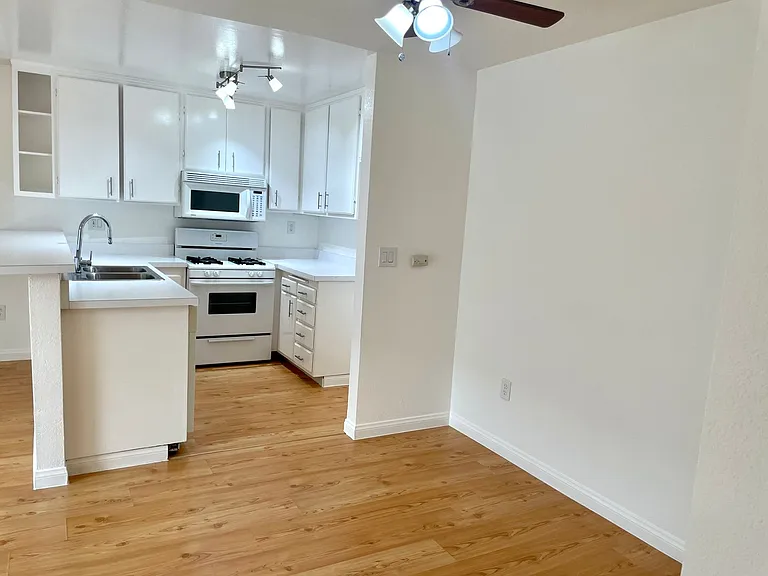 18530 Hatteras St #114 — Photo 2