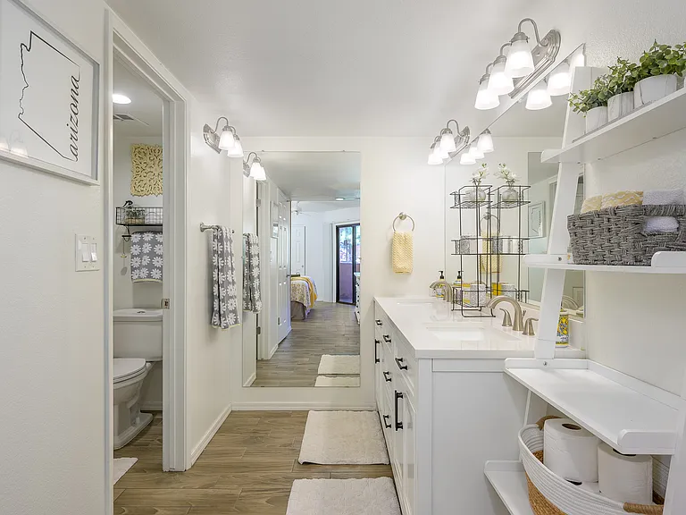 Open and bright bathroom.
