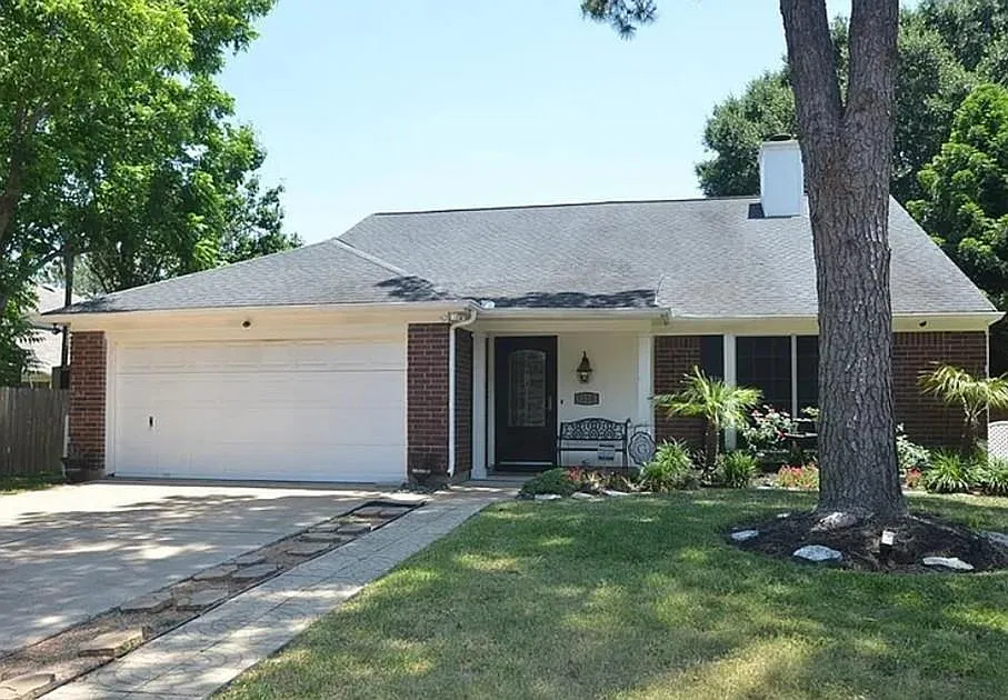 3 bed, 2.0 bath, 2028 sqft, $2,300 — Photo 1