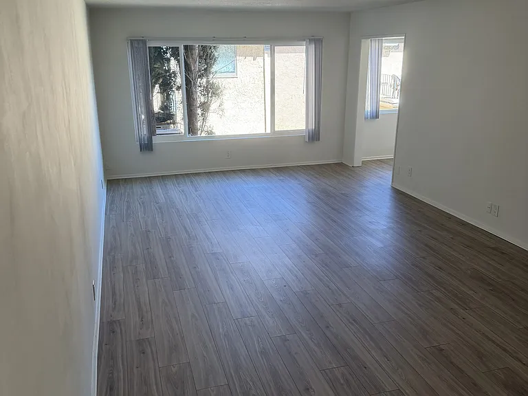 4310 Ventura Cyn Ave — Photo 8