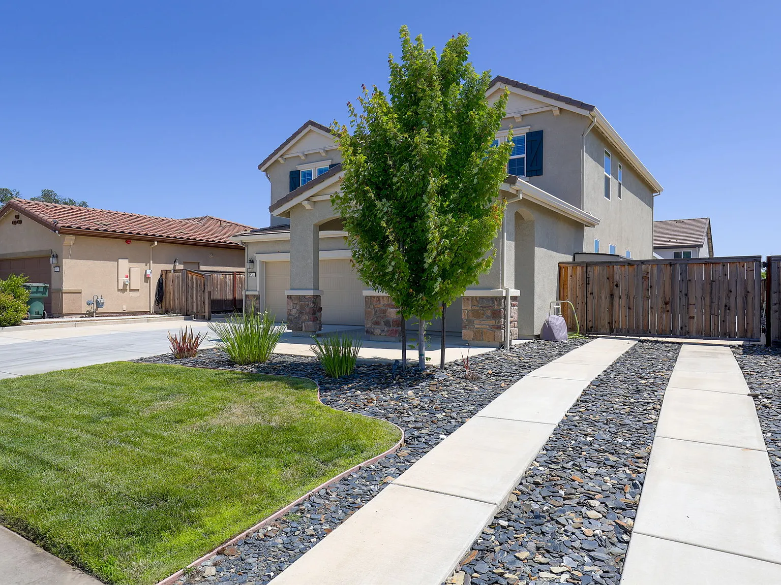 5 bed, 2695 sqft, $6,500 — Photo 2