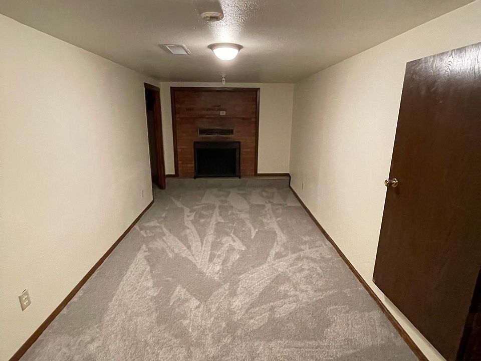 1st image of 346 8th Ave W