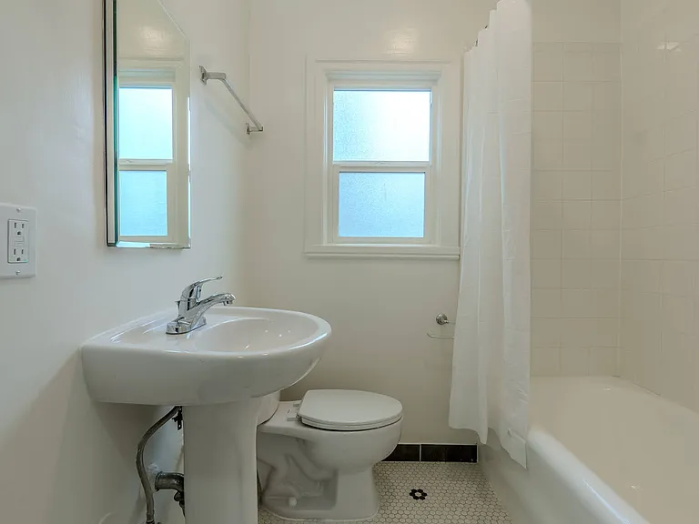715 40th St #11 — Photo 4