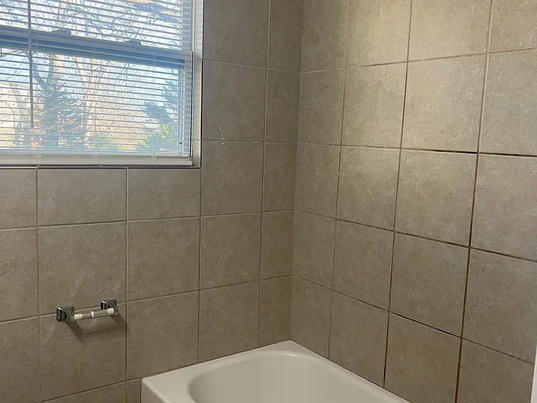 305 W Oak St #B — Photo 11
