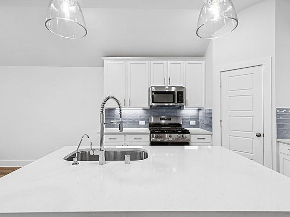 3rd image of 715 Michelia St
