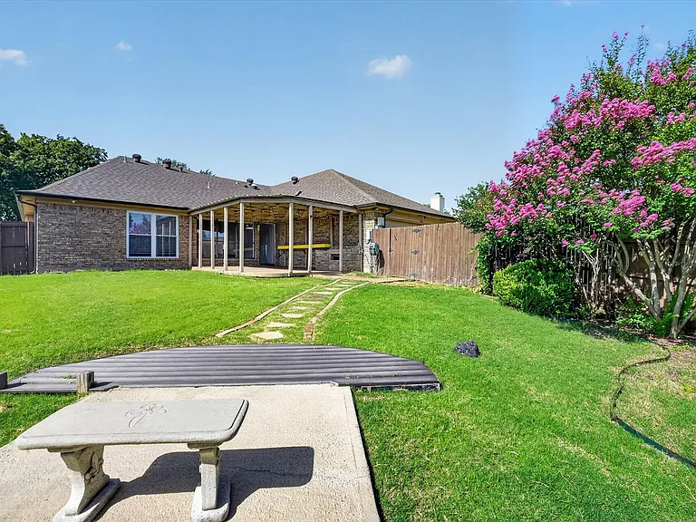 1521 Glenmore Dr — Photo 14