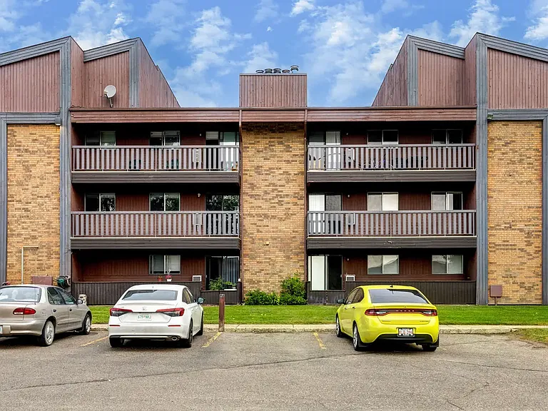 640 Robert St E — Photo 26