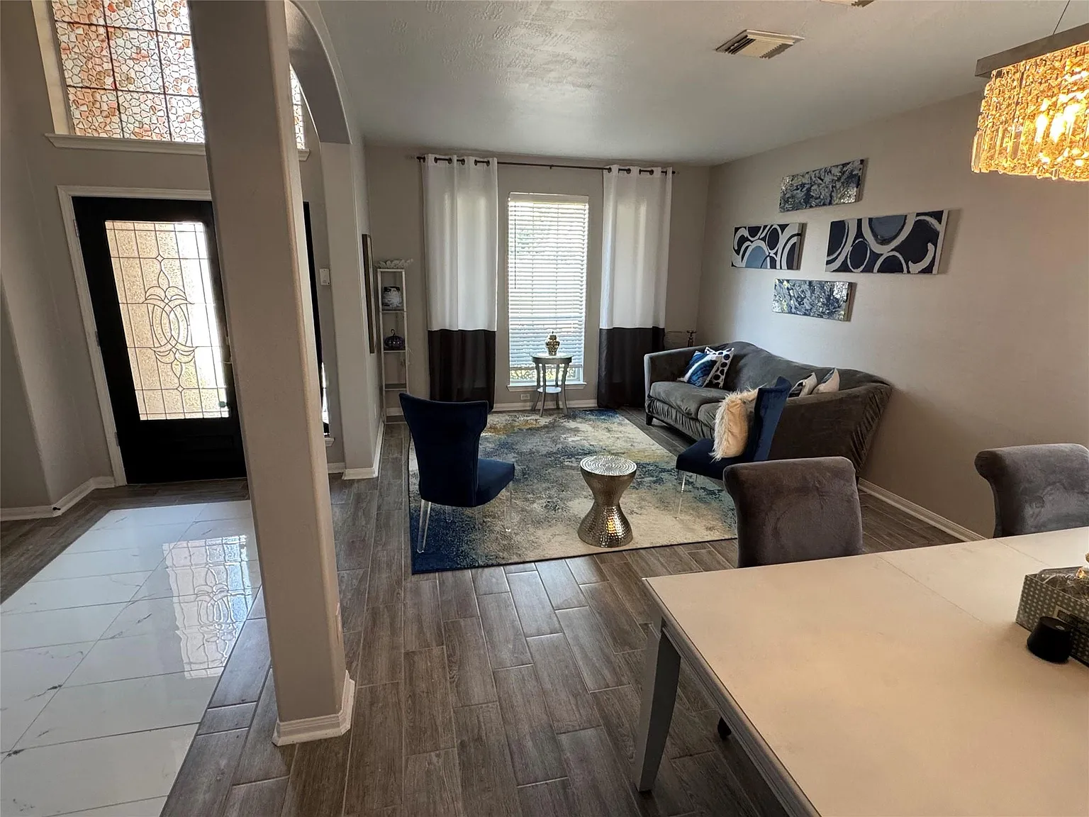 4 bed, 2.5 bath, 2692 sqft, $2,550 — Photo 2