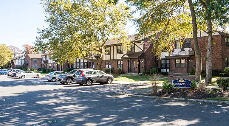 Brookwood at Islip — Photo 10