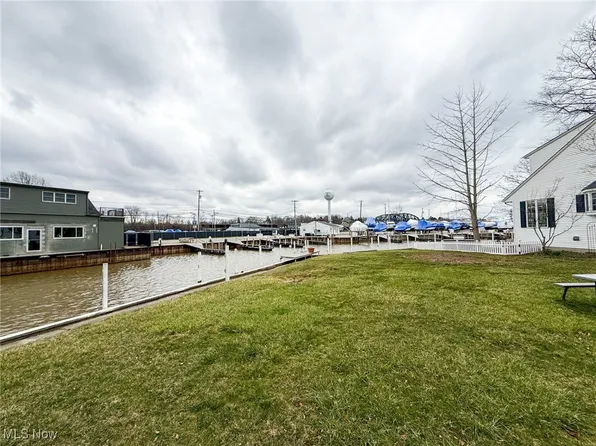 5015 Park Dr, Vermilion, OH 44089