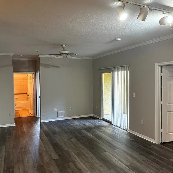 10101 Courtney Palms Blvd #103 — Photo 11