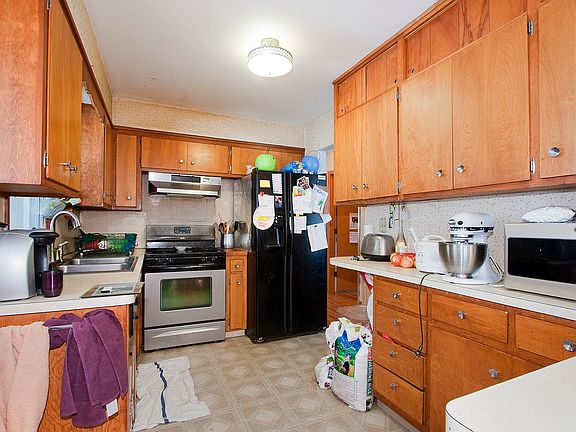 5th image of 216 Roselawn Ave E