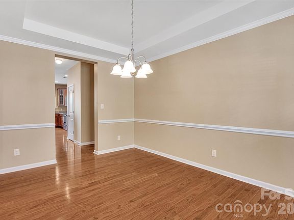 4th image of 2025 Glenhaven Dr