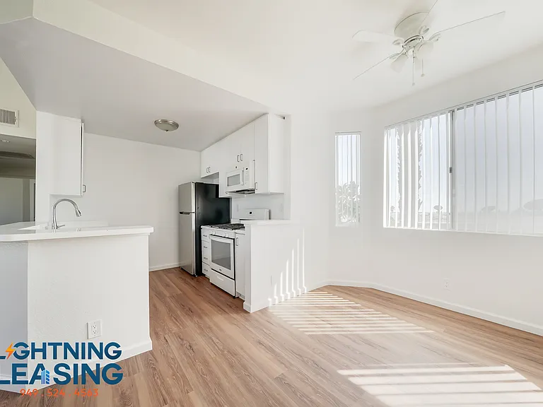 7370 Hawthorn Ave #305 — Photo 1