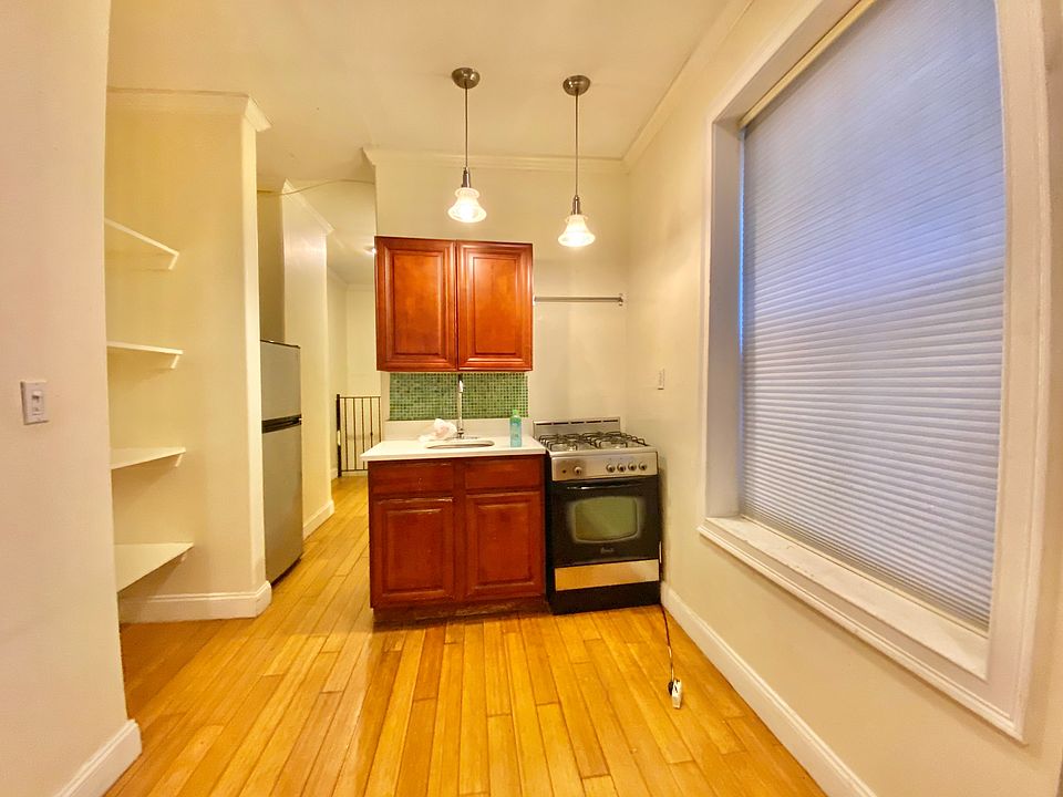 1st image of 552 Lincoln Pl APT 1