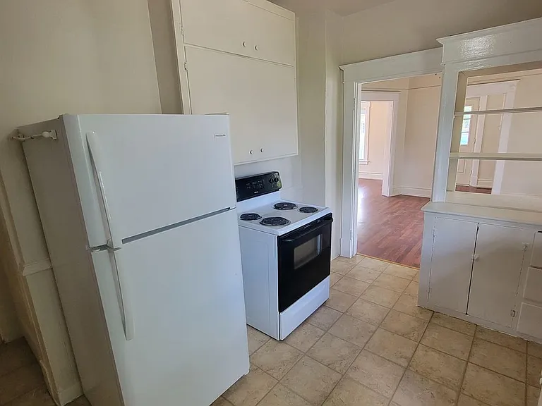 2112 N Astor St — Photo 7