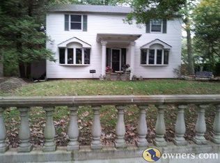 29 Foxhurst Rd, Dix Hills, NY 11746