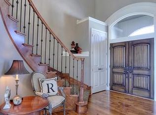 6099 Southlake Dr, Parkville, MO 64152
